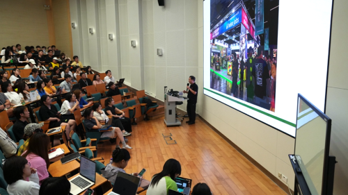 FIAD Invites Professor Huang Xinyuan to Deliver a Special Lecture on "Digital Art in the Intell...