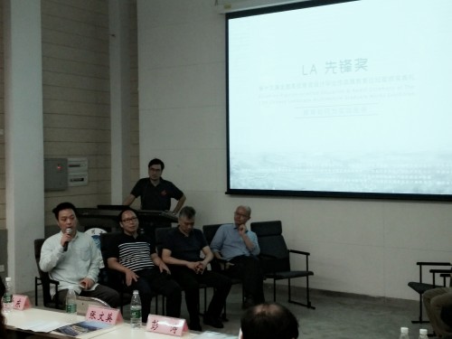 Professor Wu Discussing with other Guests at the Forum