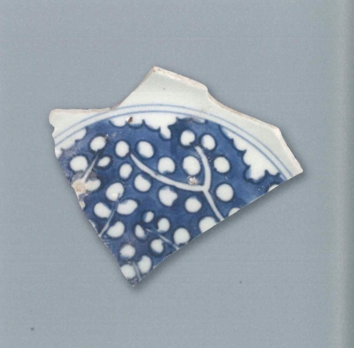 【青花瓷器】澳門出土的青花鹿紋盤(殘)
Blue-and-white dish with deer design (Shard)
萬曆晚期(Late Wanli) 
足徑(FD) 12.8cm
胎質緻密細白，釉泛青。青花發色鮮豔，藍中微泛紫。此盤心裝飾為鹿紋，外盤邊沿飾花草紋。圈足有跳刀痕及窯粘。
