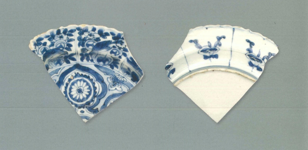 【青花瓷器】澳門出土的輪花紋開光小盤(殘)
Blue-and-white saucer dish with paneled flower design (Shard)
萬曆晚期(Late Wanli)
口徑(MD) 19.4cm，足徑(FD) 12.8cm，高(H) 2cm
胎質緻密細白，釉泛青。青花發色鮮豔，藍中微泛青紫。紋樣佈滿整個青花盤，盤心繪花卉紋，菱口，折沿上的開光之間雙線相隔，內繪花鳥，屬於典型的IV型開光邊飾。
