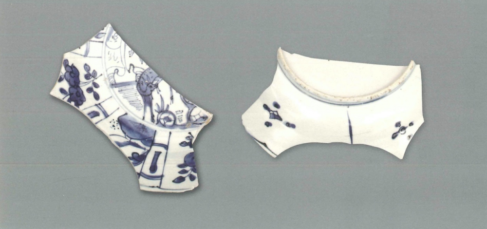 【青花瓷器】澳門出土的青花開光鹿紋盤(殘)
Blue-and-white dish with paneled deer design (Shard)
萬曆中期(Middle Wanli)
口徑(MD) 17.2cm， 足徑(FD) 14.1cm， 高(H)2.7cm
器物胎質細白緻密，製作規整。釉潤，帶青色。青花純正鮮豔。紋樣佈滿整個青花盤，盤心繪山水鹿紋，內腹大小開光相間，大開光中裝飾花卉紋，小開光有豎線紋裝飾。外壁開光，飾簡筆雜寶紋。
