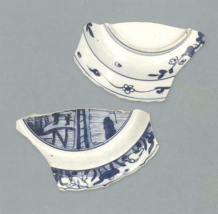 【青花瓷器】青花山水人物紋花口折沿盤(殘)
Foliated edge blue -and-white dish with figures in landscape (Shard)
嘉靖晚期-萬曆早期(Late Jiajing to Early Wanli)
口徑(MD) 17.8cm，足徑(FD) 13cm，高(H) 1.9cm
胎質緻密細白，釉泛青灰。盤心塌底。青花發色鮮豔純正，藍中泛紫。繪畫手法細膩，盤心饰山水人物紋，折沿為一圈蓮花與鷺鳥組成的紋飾，是這類盤中典型的邊飾。外壁飾花卉紋。
