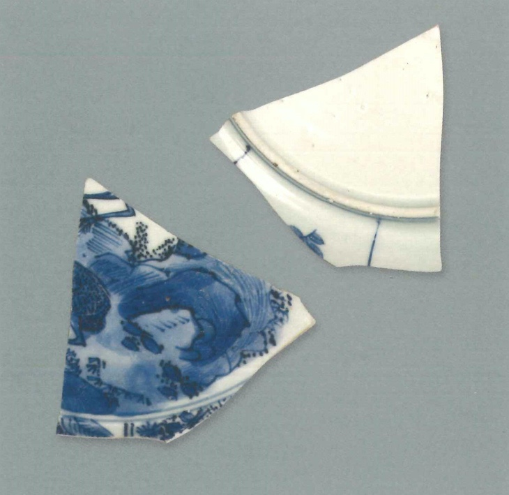 【青花瓷器】澳門出土的鹿紋小盤(殘)
Blue-and-white saucer dish shard with deer design (Shard)
萬曆晚期(Late Wanli)
足徑(FD) 12.2cm
盤心主題紋飾，繪山石鹿紋。內壁開光之間僅以兩道直線相隔。此盤製作精細，盤心微塌，這是明代瓷盤的普遍現象。青花發色鮮豔，釉細潤。山石用披麻皴加以描繪，已帶有明末清初轉變期的畫風。
 
