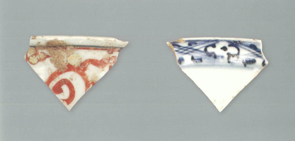 【彩瓷】澳門出土的青花紅綠彩碗(殘)
Bowl painted in underglaze blue and enamels (Shard)
明中後期(Middle to Late Ming)
口徑(MD) 12.2cm
胎質緻密。青花紅綠彩發色鮮豔。外壁繪紅綠彩，內壁繪青花邊飾。裂作規整。
