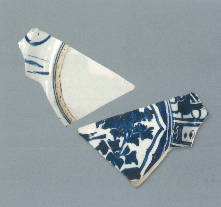 【青花瓷器】澳門出土的青花花鳥紋盤(殘)
Blue-and-white dish shard with bird and flower design (Shard)
萬曆晚期(Late Wanli)
足徑(FD) 14cm
胎質緻密細白，釉泛青。品質較精細。青花發色鮮豔，藍中略帶紫。圈足內見跳刀痕，有窯粘。盤心菱形開光，內壁開光繪雜寶。外壁簡單的豎線構成開光，內繪草率的圓圈。
