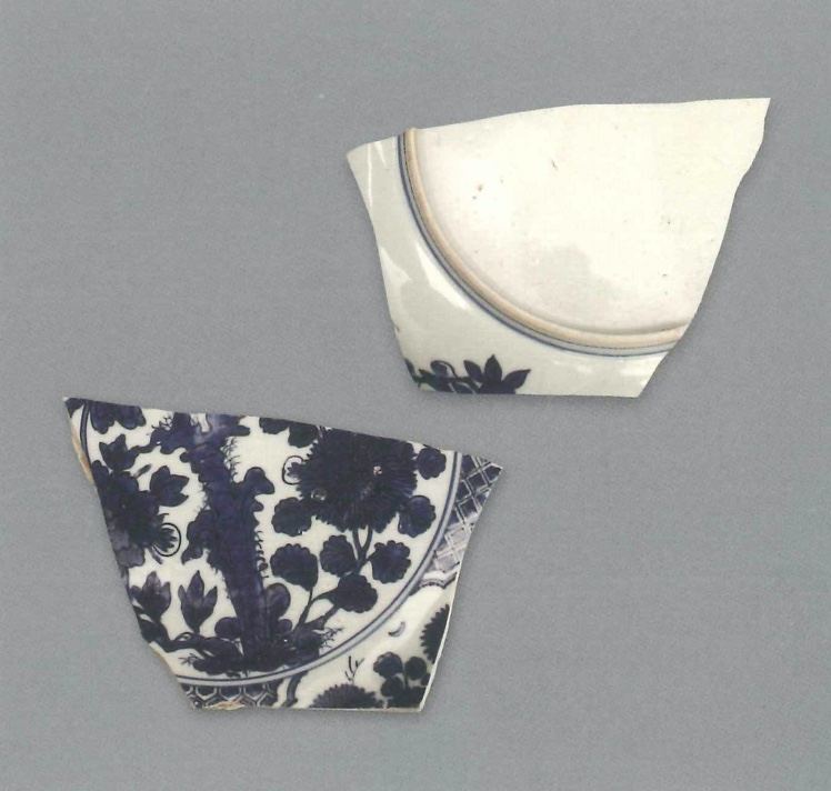 【青花瓷器】澳門出土的青花開光花卉紋盤(殘)
Blue-and-white dish with paneled flower design (Shard)
萬曆中期(Middle Wanli)
足徑(FD) 15.8cm
器物胎質細白緻密，製作規整。釉潤，帶青色。青花純正鮮豔。紋樣佈滿整個青花盤，盤心繪菊花等花卉、湖石，內壁錦地開光，內繪花卉。外壁飾花卉。
 