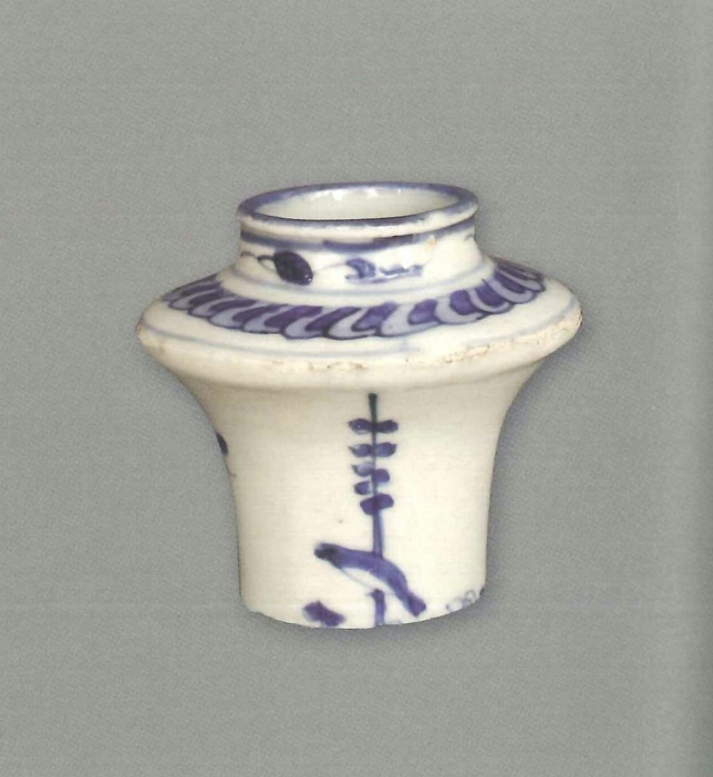 【青花瓷器】澳門出土的青花花鳥紋軍持(殘頸)
Blue-and-white kendi shard with bird and flower design (Shard)
萬曆中期(Middle Wanli)
殘頸4.8cm
胎質緻密細白，釉泛青。青花發色鮮豔，藍中微泛紫。瓶嘴及頸繪畫手法細膩。邊緣有“蟲蝕”的剝釉，繪鳥立梅枝，另一面繪一小蜜蜂。
