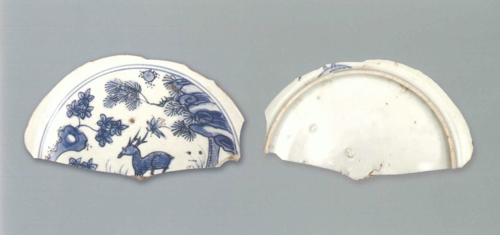 【青花瓷器】圖為澳門出土的青花松鹿紋盤(殘)
Blue-and-white dish with pine and deer design (Shard)
萬曆早期(Early Wanli)
足徑(FD) 13.8cm
胎質緻密發乳白，釉泛青灰。青花發色較淡，藍中微泛灰。盤心裝飾為梅花鹿松樹山石紋，外盤邊沿飾花草紋。
