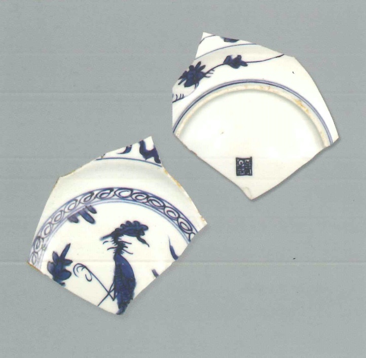 【青花瓷器】草堆街出土的青花鳳紋盤(殘)
Blue-and-white dish with phoenix design (Shard)
器物精細。胎質緻密細白，釉泛青。圈足有青花方框款。盤心塌底。青花發色鮮豔純正，藍中泛紫。盤心繪鳳紋，繪畫較細膩，為這一時期常見的主題，外壁飾花卉紋。
萬曆中期(Middle Wanli)
口徑(MD) 13cm
