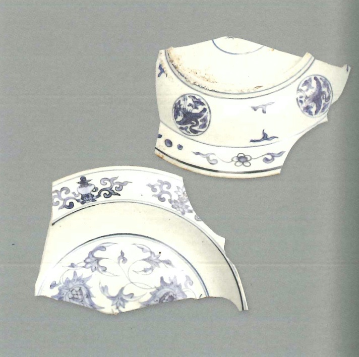 【青花瓷器】澳門出土的青花纏枝團鳳紋折沿盤(殘)
Foliated edge blue-and-white dish with scrolled flowers and a group of phoenixes (Shard)
萬曆中期(Middle Wanli)
口徑(MD) 26.4cm，足徑(FD) 15.8cm，高(H) 5.2cm
胎質緻密細白，釉泛青。青花發色較鮮豔，藍中微泛紫，盤心裝飾纏枝蓮紋，腹留白，沿面繪纏枝雜寶紋;外壁繪團鳳紋，之間有祥雲。沿邊有花卉邊飾。外底似有青花單圈款(款不見)。圈足有窯粘。
