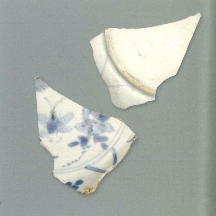 【青花瓷器】澳門出土的青花花卉蜜蜂紋小盤(殘)
Blue-and-white saucer dish with flower and bee design (Shard)
萬曆晚期(Late Wanli)
足徑(FD)7.8cm
器物胎質細膩潔白。釉滋潤。青花淡雅，混水塗抹較仔細，基本不溢出邊線，可見製作之講究。紋樣佈滿整個青花盤，盤心繪花卉和蜜蜂小景紋，盤沿繪有花草紋，內壁似飾一圈花卉紋。有少許窯粘。
