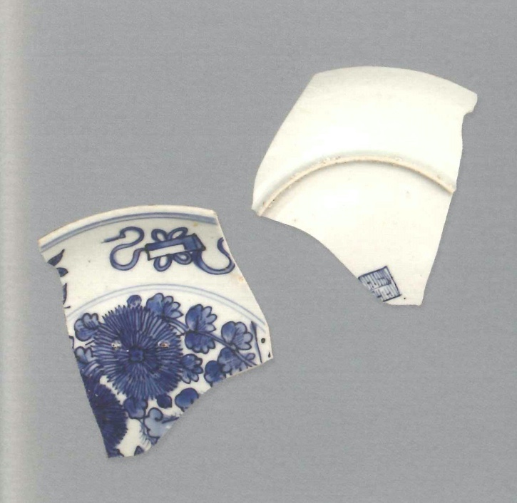 【青花瓷器】澳門出土的青花花卉紋盤(殘)
Blue-and-white dish with flower design (Shard)
萬曆中期(Middle Wanli)
口徑(MD)21cm，足徑(FD)9.6cm，高(H)3.3cm
胎質緻密，釉泛青。青花發色純正。盤心繪菊花，內壁飾雜寶、花卉，底部有青花方框款。圈足可見跳刀痕，並有窯粘。
