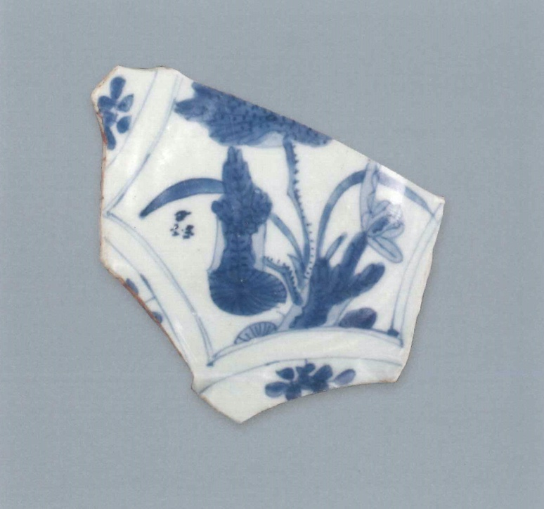 【青花瓷器】澳門出土的青花開光花卉紋盤(殘)
Blue-and-white dish with paneled flower design (Shard)
萬曆晚期(LateWanli) .
足徑(FD) 9.4cm
胎質緻密細白，釉泛青。青花發色鮮豔，藍中微泛紫。此為青花小盤，裝飾紋樣佈滿整個盤心及盤沿，盤心飾荷花水草紋，沿面繪雜寶紋。
