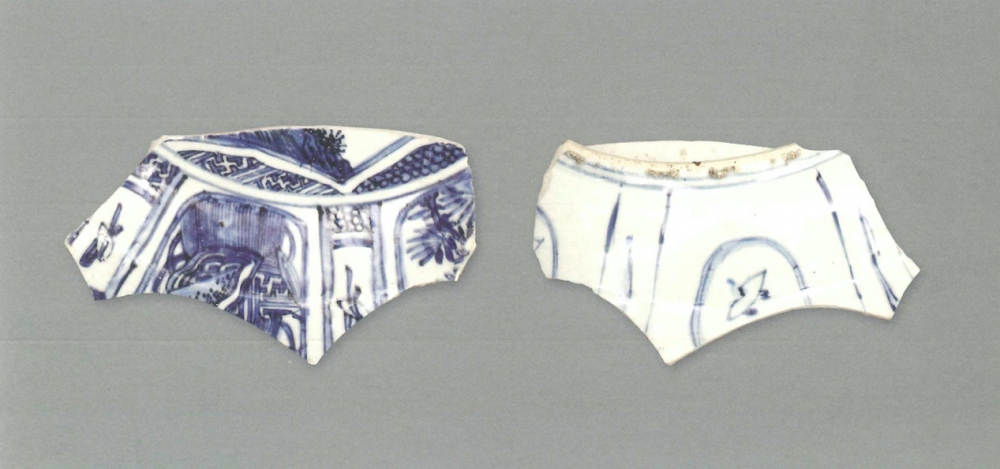 【青花瓷器】澳門出土的青花開光紋盤(殘)
Blue-and-white dish with reserved panels (Shard)
萬曆中期(Middle Wanli)
足徑(FD) 18.7cm
胎質緻密細白，釉泛青，製作規整。釉潤，帶青色。青花發色較鮮豔。內腹大小開光相間，大開光中裝飾花卉紋及雜寶紋，小開光有綬帶紋裝飾。外壁圓形開光，飾簡筆雜寶紋。
