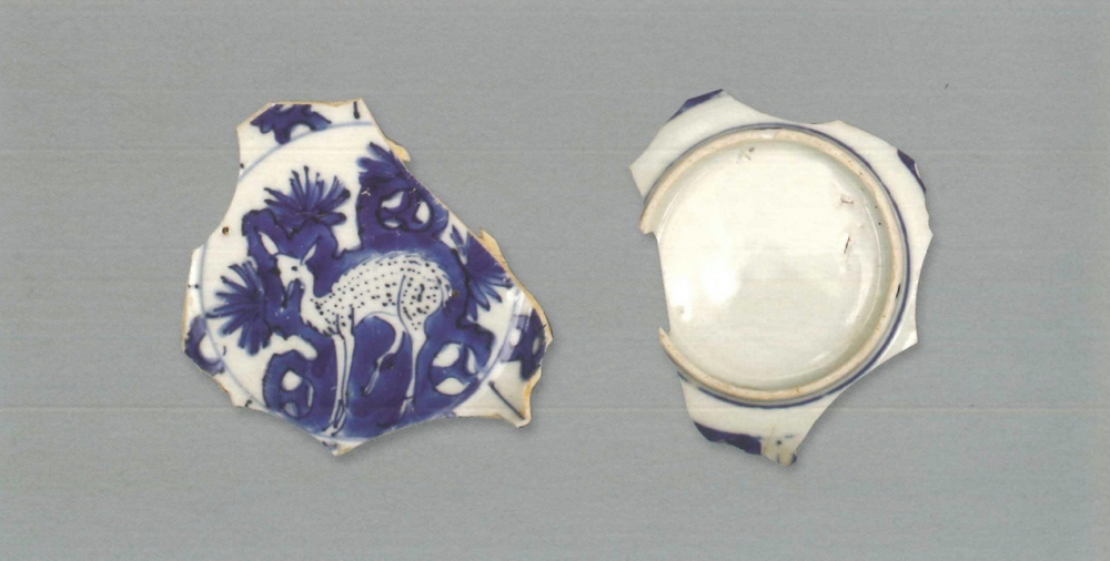 【青花瓷器】澳門出土的青花山石鹿紋碗(殘)
Blue-and-white dish with deer and rocks (Shard)
胎質緻密細白，釉泛青。青花發色鮮豔，藍中微泛青紫。是克拉克瓷器中非常典型的碗。碗心大圓圈內繪鹿在花枝湖石中，碗的内外壁均為開光，通常內壁開光內飾串花，比較簡潔。外壁開光內繪與碗心相近的鹿紋。
萬曆晚期(Late Wanli)
足徑(FD) 5.8cm
