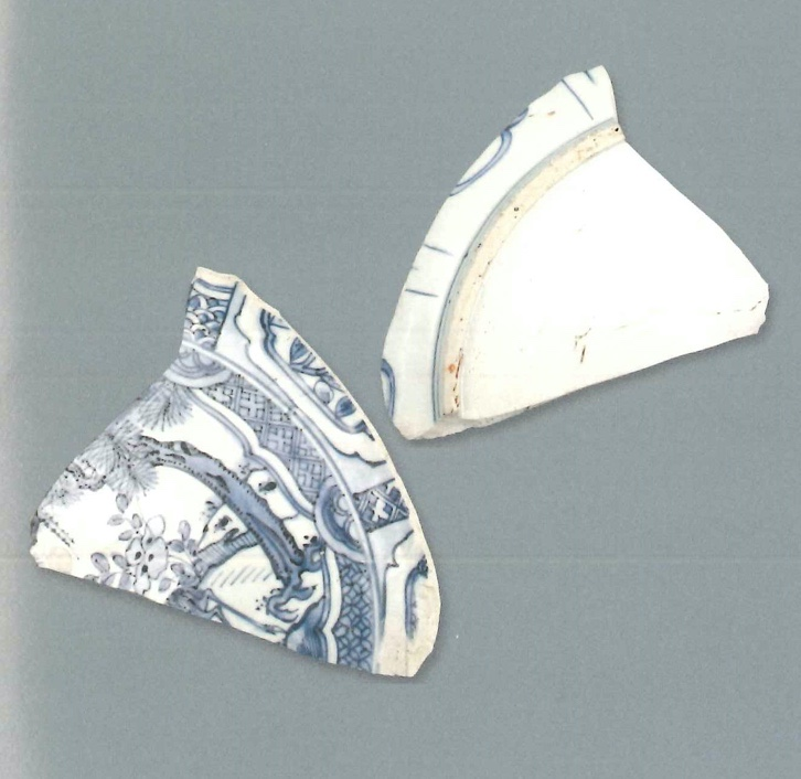 【青花瓷器】澳門出土的青花松鹿紋盤(殘)
Blue-and-white dish shard with deer and pine design (Shard)
萬曆晚期(Late Wanli) 
足徑(FD) 20.6cm
胎質較粗，釉泛青。青花發色不是很純正，藍中泛灰。盤心的菱花形開光內繪鹿悠游於松下花卉，盤心主題紋飾和內壁開光之間裝飾有一圈錦地圖案。內壁如意形開光為模印，有凸起，從製作工藝來看，此件器物的品質較高。圈足有窯粘。
