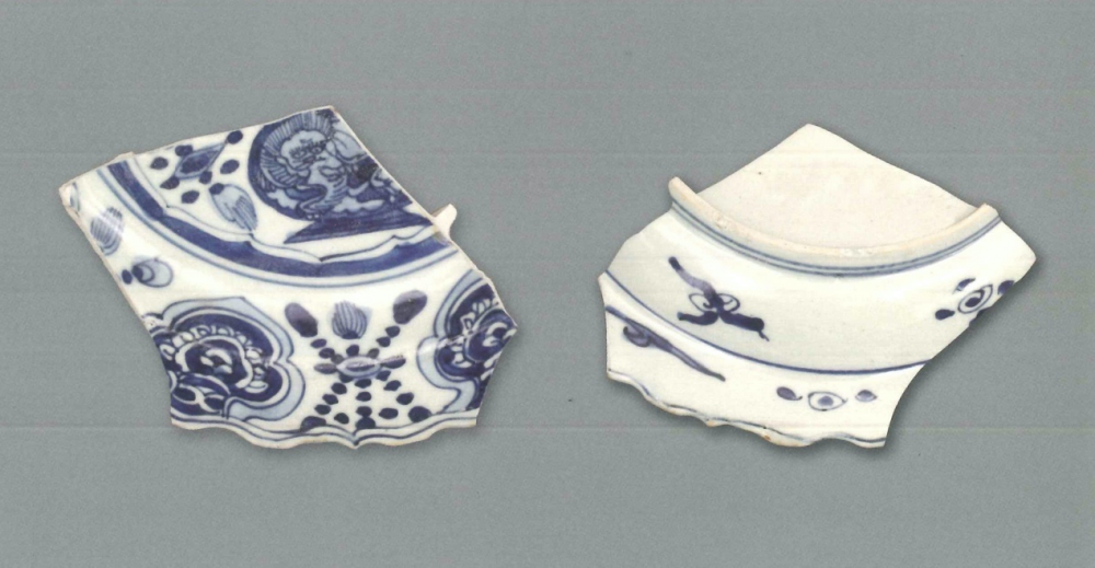 【青花瓷器】澳門出土的青花龍紋折沿盤(殘)
Foliated edge blue-and-white dish with dragon design (Shard)
萬曆中期(Middle Wanli)
足徑(FD) 14.2cm 
胎質緻密細白，釉泛青。青花發色鮮豔，藍中微泛青紫。盤心主題紋飾為龍和錢紋，盤內壁繪如意雲間形開光，並以纓絡紋相間隔。圈足內有跳刀痕。
