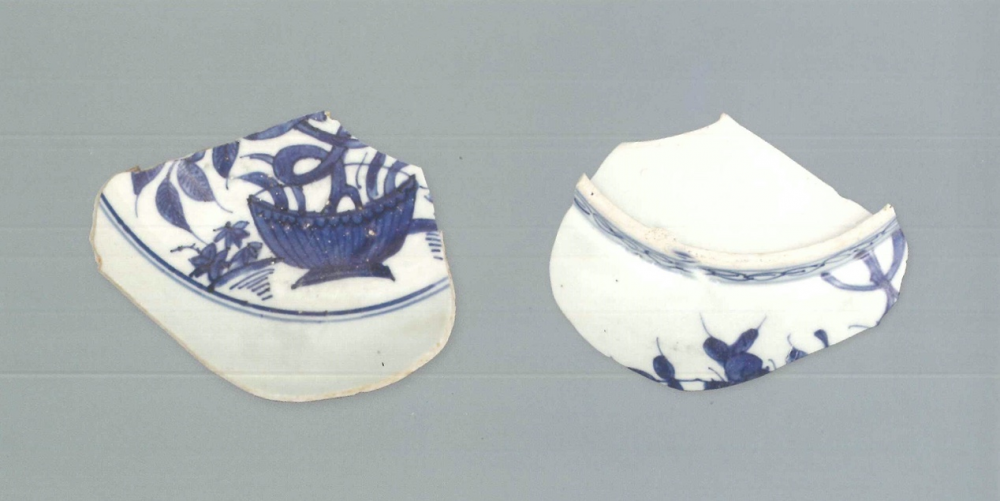 【青花瓷器】澳門出土的青花花籃壽字紋盤(殘)
Blue-and-white dish with shou character above basket of flowers (Shard)
萬曆早期(Early Wanli)
足徑(FD) 13.2cm
青花發色鮮豔，青料中回青之比重較高，從青料及風格上來判斷，很可能是嘉靖到萬曆早期的產品。從字形和筆勢來看，花籃上很可能是“壽”。用花枝組成吉祥文字進行裝飾是嘉靖瓷器開始的新風氣，萬曆時期仍沿用，帶有典型的時代特徵。
