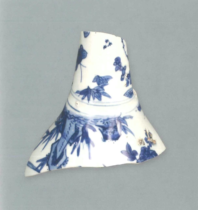 【青花瓷器】青花山石花卉紋瓶(殘)
Blue-and-white bottle shard with rocks and flowers design (Shard)
嘉靖晚期-萬曆早期(Late Jiajng to Early Wanli)
高(H) 9.1cm
胎質緻密細白，釉泛青。青花發色鮮豔，藍中微泛紫。為器物頭部及腹部。瓶頸和腹部為上下雨層不同的裝飾，頸部繪蜜蜂、竹葉、花卉，腹部飾湖石花卉，且湖石倒繪。器物上下胎接，在內壁可見接痕。
