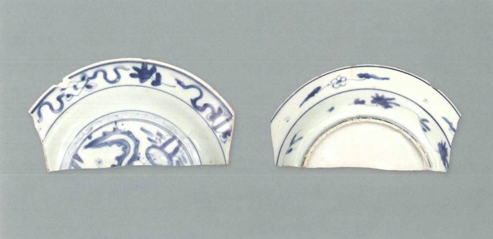 【青花瓷器】澳門出土的青花鳳紋折沿盤(殘)
Foliated edge blue-and-white dish with phoenix design (Shard)
萬曆早中期(Early to Middle Wanli)
口徑(MD)19.2cm，足徑(FD)13.6cm，高(H)2.3cm
胎質緻密。青花發色較淡。繪畫手法細膩，盤心飾鳳紋，盤沿較窄，飾雜寶紋，腹留白。外壁沿邊繪花草紋。
