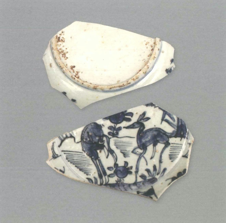 【青花瓷器】澳門出土的青花開光鹿紋盤(殘)
Blue-and-white dish with paneled deer design (Shard)
萬曆中期(Middle Wanli)
足徑(FD) 11.2cm
器物胎質細白緻密，製作規整。釉潤，帶青色。青花純正鮮豔。紋樣佈滿整個青花盤，盤心繪山水鹿紋，內腹大小開光相間，大開光中裝飾花卉紋，小開光有豎線紋裝飾。外壁開光，飾簡筆雜寶紋。
