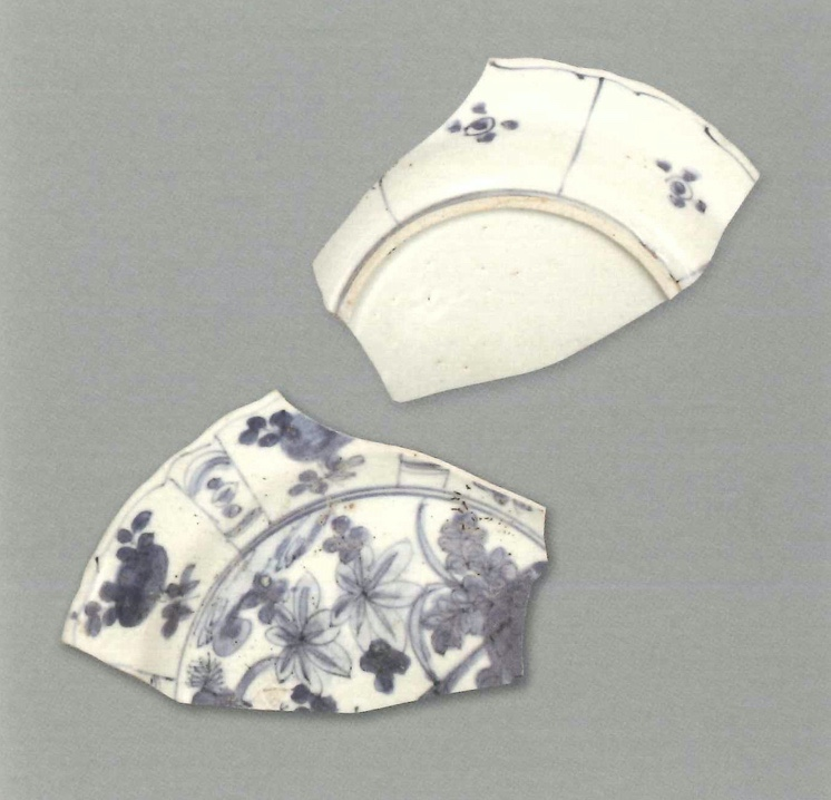 【青花瓷器】澳門出土的青花開光花卉紋盤(殘)
Blue-and-white dish with paneled flower design (Shard)
萬曆中期(Middle Wanli)
口徑(MD) 219.8cm，足徑(FD) 11.2cm，高(H) 2.3cm
釉潤，帶青色。青花發色青中略帶灰。紋樣佈滿整個青花盤，盤心繪花卉紋，內腹大小開光相間，大開光中裝飾花卉紋，小開光有簡筆纓絡紋裝飾。外壁開光，飾簡筆雜寶紋。
