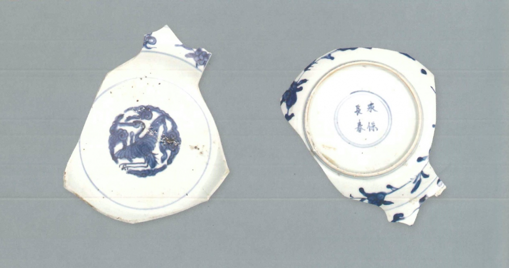 【青花瓷器】澳門出土的青花團鳳紋折沿盤(殘)
Foliated edge blue-and-white dish with a group of phoenixes (Shard)
萬曆早中期(Early to Middle Wanli)
足徑(FD) 8.8cm
胎質緻密發乳白，釉泛青灰。青花發色較淡，藍中微泛灰。內心圓形團鶴紋，腹留白，盤沿繪有花卉紋。外盤沿及腹繪有雜草花卉紋，圈足，外底底心青花雙圈內繪“永保長春”吉祥款，圈足有跳刀痕及窯粘，盤沿一圈花卉紋。
