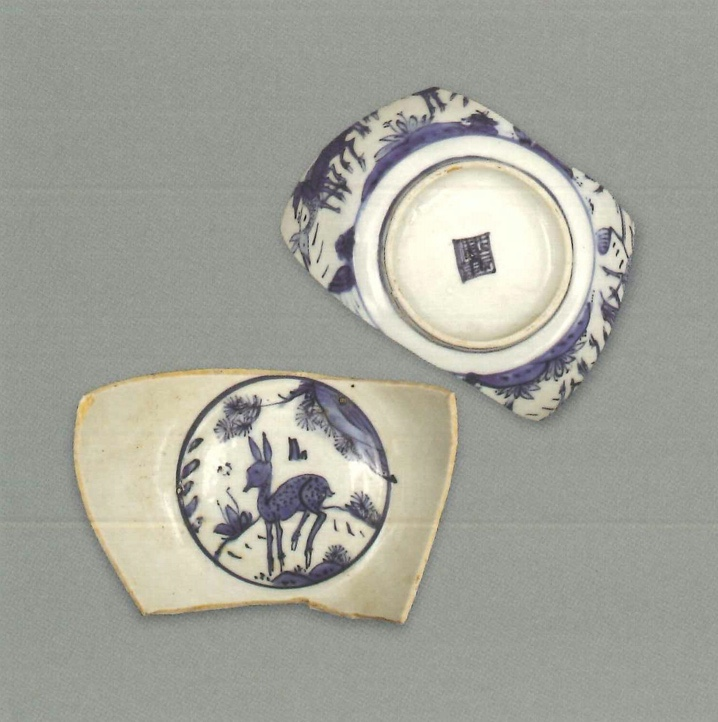 【青花瓷器】澳門出土的青花鹿紋碗(殘)
Blue-and-white bowl with deer design (Shard)
萬曆中期(Middle Wanli)
足徑(FD) 5.6cm
青花發色鮮豔，青料中回青之比重較高，從青料及風格上來判斷，很可能是嘉靖到萬曆早期的產品。碗心圓圈內繪一鹿停留在山石松枝旁。外壁裝飾紋樣豐富，同樣繪有花草鹿紋。圈足內有青花方框款。
