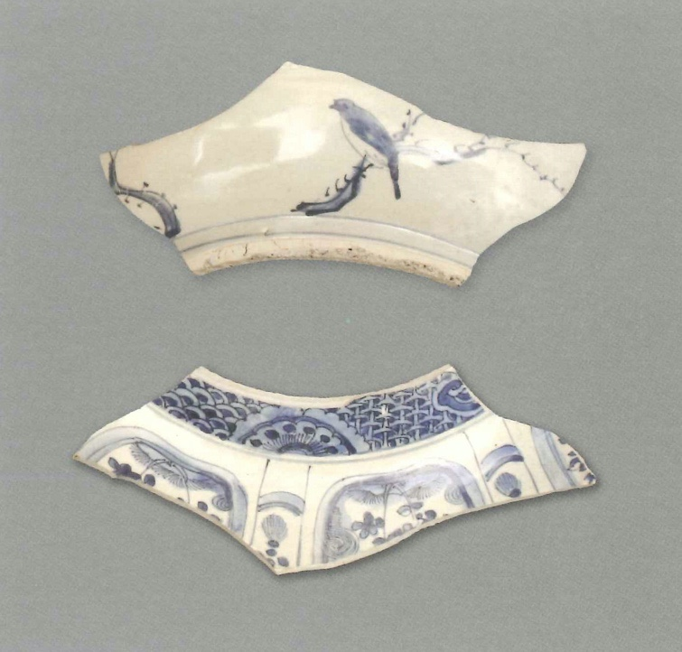 【青花瓷器】澳門出土的青花開光大盤(殘)
Large blue-and-white dish with reserved panels (Shard)
萬曆中期(Middle Wanli)
口徑(MD) 23.4cm
胎質緻密細白，釉泛青，襲作規整。釉潤，帶青色。青花發色較鮮豔。內腹大小開光相間，大開光中裝飾花卉紋，小開光有纓絡紋裝飾。外壁繪花鳥紋。
