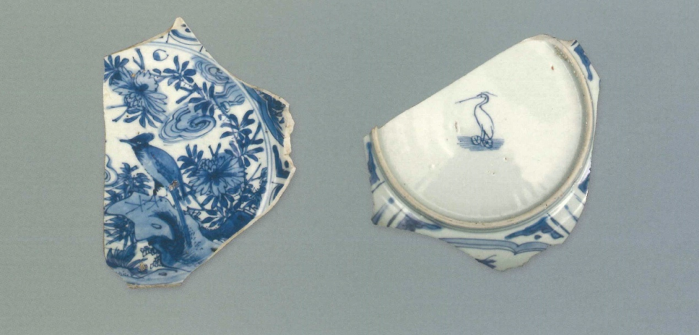 【青花瓷器】青花開光庭院花鳥紋盤(殘)
Blue-and-white dish bottom with paneled flowers and birds in garden scene (Shard) 
胎質緻密細白，釉泛青。青花發色明快純正，藍中微泛紫。紋樣佈滿整個青花大盤，盤心繪庭院花鳥紋，繪畫手法細膩。該花鳥紋殘片畫面極其生動。繪一綬帶鳥站立在山石上，周圍牡丹、竹葉相繞。盤沿雖大部分殘缺，但仍能看到開光圖案，可知大開光內的如意形開光繪花卉，以及大開光之間用小開光相隔。盤底足中央繪鷺鳥，為白鷺款，這是克拉克瓷盤底部最常見的一種圖記款裝飾。外壁可見如意形開光。
萬曆晚期(Late Wanl