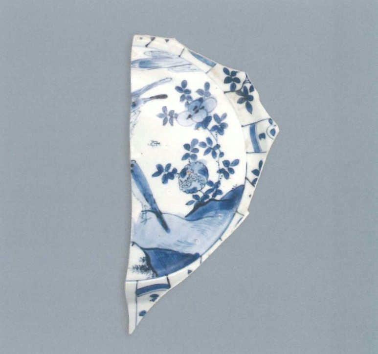 【青花瓷器】澳門出土的青花開光花卉紋盤(殘)
Blue-and-white dish with paneled flower design (Shard)
萬曆晚期(Late Wanli)
足徑(FD) 14.5cm
胎質緻密細白，釉泛青。青花發色鮮豔，藍中微泛紫。此折沿盤，裝飾佈滿盤心、腹及沿口。盤心裝飾竹石花卉紋，腹及沿面繪花草紋;外壁繪花草紋。
