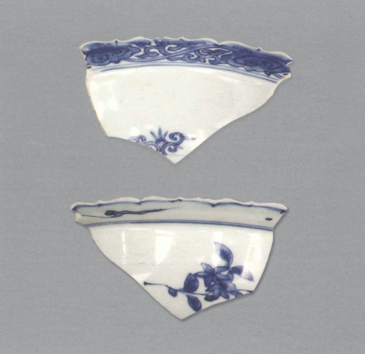 【青花瓷器】澳門出土的青花菱花口折沿盆(殘)
Blue-and-white basin shard with foliated edge (Shard)
萬曆中期(Middle Wanli)
口徑(MD) 21.6cm
胎質細膩潔白，釉面瑩潤，略泛青。青花勾勒再塗抹，基本不出輪廓，極其規矩。盆沿為菱花形，較窄;盆腹較寬，疑似深盆或大碗。折沿繪纏枝紋，外壁為花卉紋。