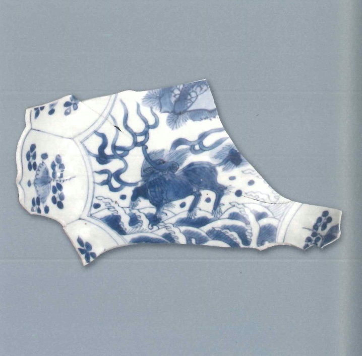 【青花瓷器】澳門出土的青花開光麒麟紋盤(殘)
Blue-and-white dish with paneled Qilin design (Shard)
萬曆晚期(Late Wanli)
口徑(MD) 17.4cm，足徑(FD) 13.8cm， 高(H) 3cm
胎質緻密細白，釉泛青。青花發色鮮豔，藍中微泛紫。裝飾佈滿整個盤心及盤沿，繪畫手法細膩。菱口，盤心為菱形開光，繪海馬紋，內壁每個開光並連在一起，內繪花卉紋。外壁沿邊繪雜寶紋，較為簡單。此殘片有粘合痕跡。
