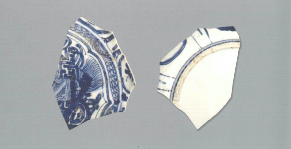 【青花瓷器】澳門出土的青花雜寶花卉紋盤(殘)
Blue-and-white dish with flower andemblem design (Shard)
萬曆中期(Middle Wanli)
足徑(FD) 12.8cm
胎質較緻密，釉泛青。青花發色較重，表面有輕微磨損。此殘片為盤心，裝飾紋樣是雜寶紋，為克拉克瓷的典型裝飾。繪畫手法細膩，紋飾佈滿整個盤心。它和內壁的開光邊飾之間就是VII型特有的圓弧形的紋飾帶。外底盤邊飾花卉紋，筆法較草率。
