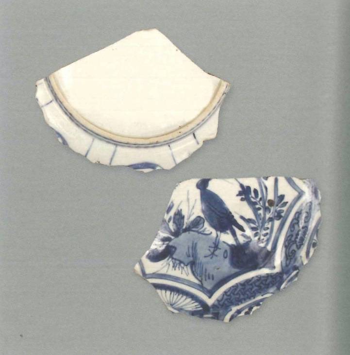 【青花瓷器】澳門出土的青花開光花鳥紋盤(殘)
Blue-and-white dish with paneled bird and flower design (Shard)
萬曆中期(Middle Wanli)
足徑(FD) 11.8cm 
器物胎質細白緻密，製作規整。釉潤，帶青色。青花純正鮮豔。紋樣佈滿整個青花盤，盤心為多角型，繪池塘水鳥紋，外飾錦地邊飾。內腹開光，開光中裝飾花卉紋。外壁開光。
