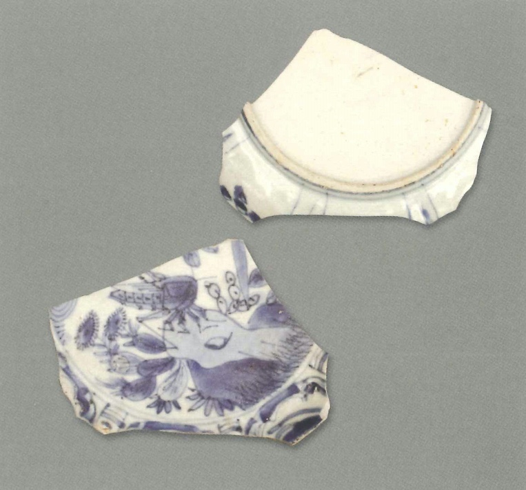 【青花瓷器】草堆街出土的青花花草蟋蟀紋盤(殘)
Blue-and-white dish with plants and mantis (Shard)
胎質緻密細白，釉泛青。青花發色鮮豔，藍中微泛青紫。紋樣佈滿整個青花盤，盤心繪蟋蟀花草竹石紋，盤沿繪有雜寶紋。外底盤沿繪有花草紋。
萬曆晚期(Late Wanli)
足徑(FD) 12.6cm
