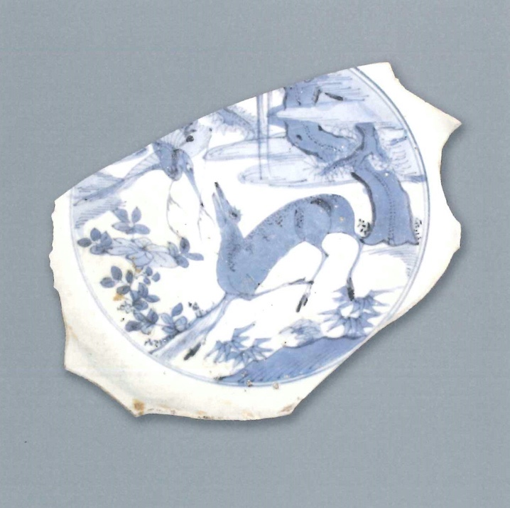 【青花瓷器】澳門出土的青花鹿紋盤(殘)
Blue-and-white dish with deer design (Shard)
萬曆晚期(Late Wanli)
足徑(FD) 14cm
胎質緻密發乳白，釉泛青灰。青花發色較淡，藍中微泛灰。此殘盤主要為盤心，裝飾為庭院鹿紋，紋樣較為完整。外盤底及部分邊沿無裝飾紋樣。
