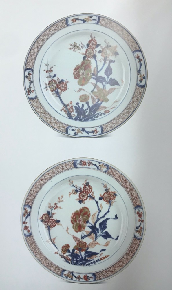 【澳門博物館藏的中國伊萬裡瓷盤-1】
為一組三件的“中國伊萬裡瓷盤”，該瓷盤繪有青花紅彩描金圖案，造型規整。
十八世紀 - 口徑23cm，高3/3.5cm

