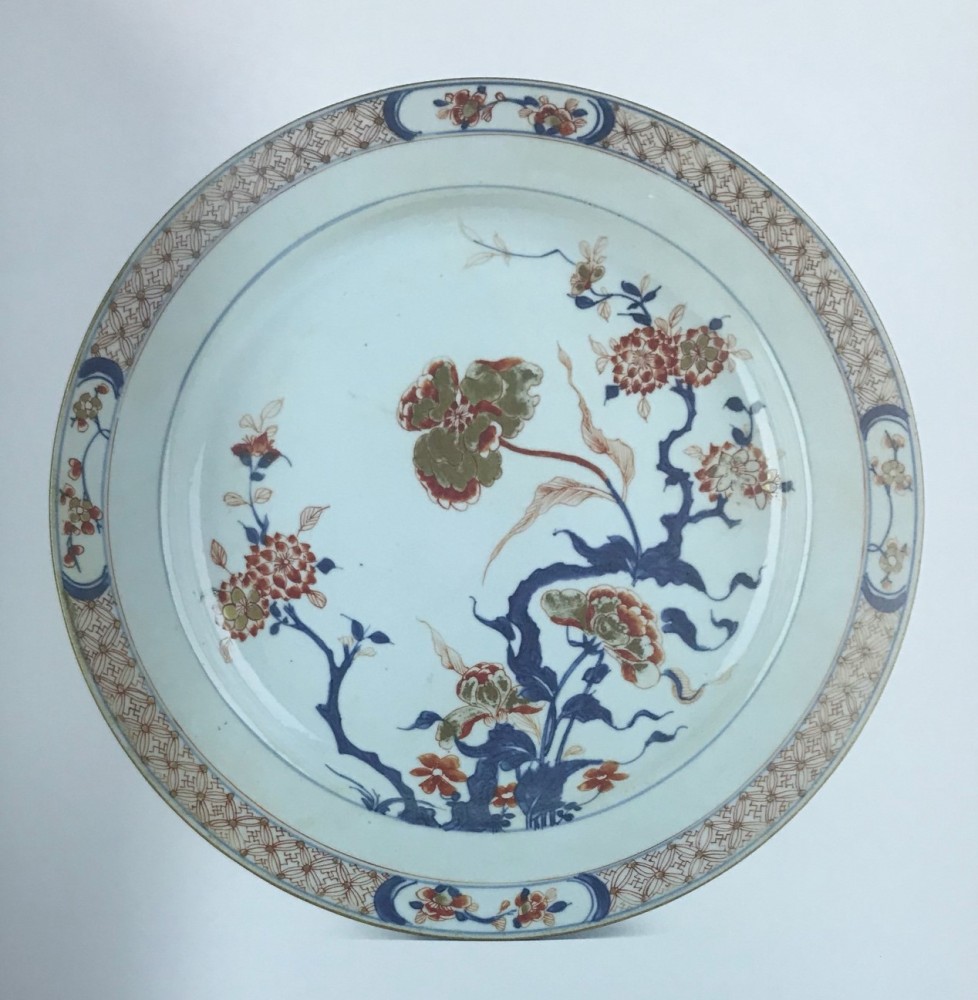 【澳門博物館藏的中國伊萬裡瓷盤-2】
為一組三件的“中國伊萬裡瓷盤”，該瓷盤繪有青花紅彩描金圖案，造型規整。
十八世紀 - 口徑23cm，高3/3.5cm